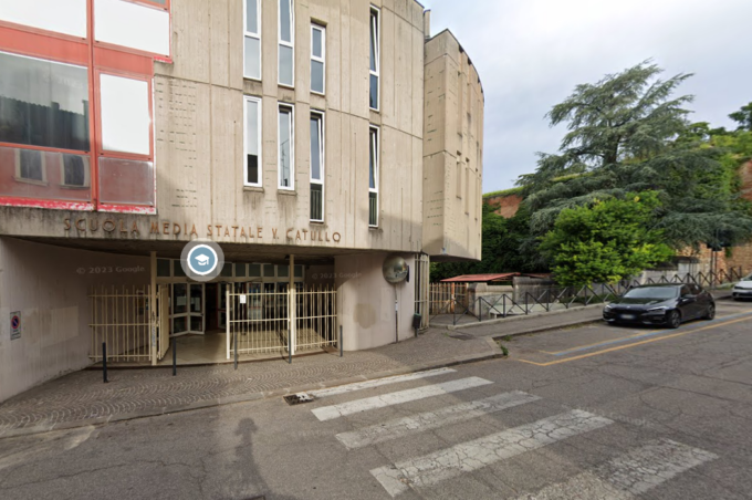 Senzatetto 73enne trovato morto vicino a una scuola a Verona