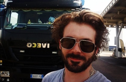 Incidente mortale sul lavoro: camionista schiacciato dall’abitacolo mentre ripara il suo Tir