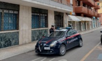 Bloccata fuori casa da due ubriachi, si rifugia in tabaccheria e chiama i Carabinieri