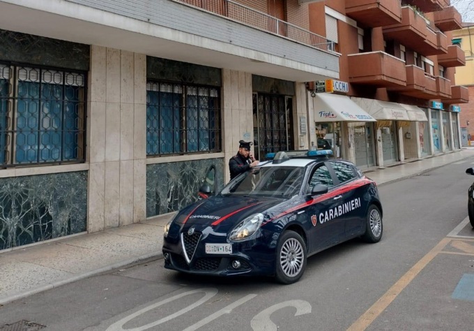 Bloccata fuori casa da due ubriachi, si rifugia in tabaccheria e chiama i Carabinieri