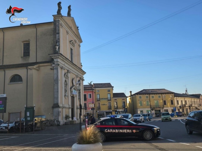 19enne fermato a un posto di blocco: in auto nascondeva cocaina, hashish e banconote false 