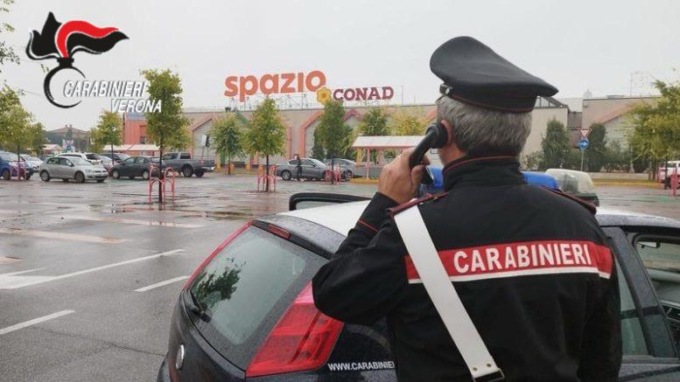 Superalcolici nelle borse pensando di non essere visti, ma la videosorveglianza li sgama in pieno
