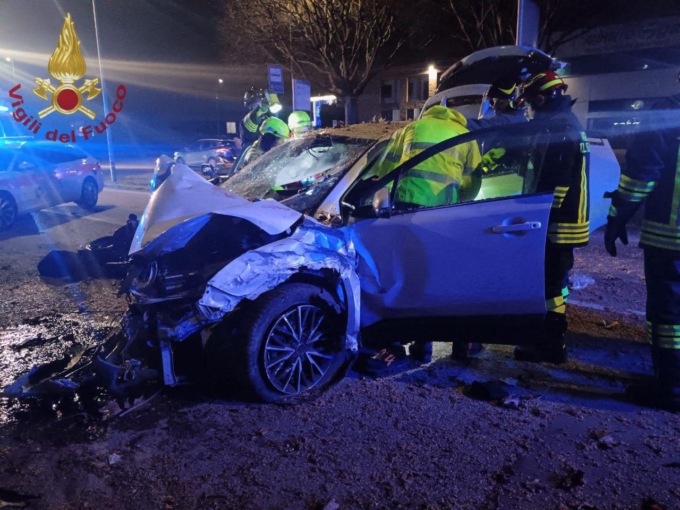 Scontro frontale tra due auto a Verona, quattro feriti gravi