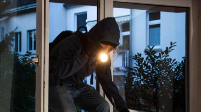 Rubano gioielli e denaro in un appartamento, due settimane fa erano stati fermati per un altro furto