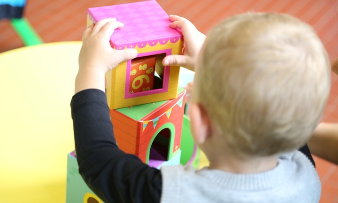 Da un mese ai domiciliari la maestra che strattonava e maltrattava i bambini dell’asilo