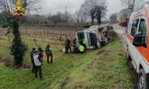 Autoarticolato finisce fuori strada e si ribalta su un lato