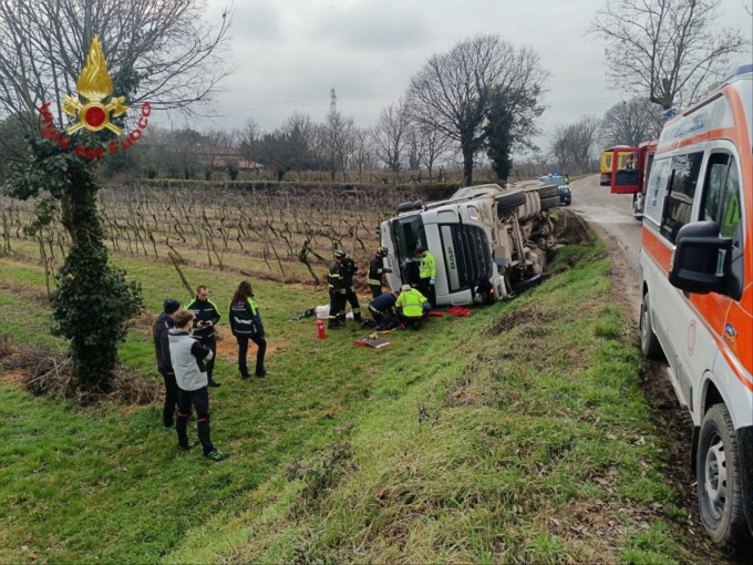 Autoarticolato finisce fuori strada e si ribalta su un lato
