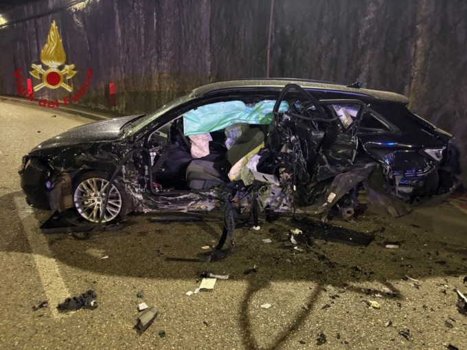 Tre auto si scontrano nel sottopasso di viale Dal Cero, sei feriti: è il primo incidente dalla fine dei lavori