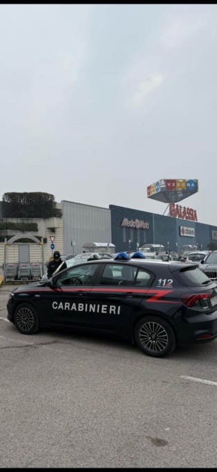 Ruba scarpe al Verona Uno e “fa l’indiano”: scoperto, aggredisce le guardie