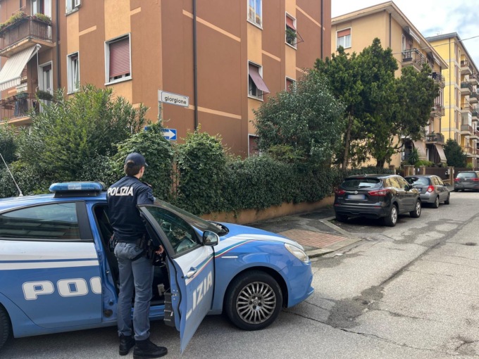 Torna a casa di sera e trova l’ex marito davanti alla porta, due settimane fa era stato allontanato per maltrattamenti