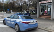 Segue una donna alla fermata del bus, poi la bacia con la forza: 26enne arrestato per violenza sessuale