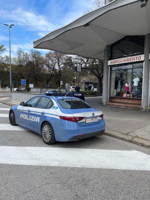 Segue una donna alla fermata del bus, poi la bacia con la forza: 26enne arrestato per violenza sessuale