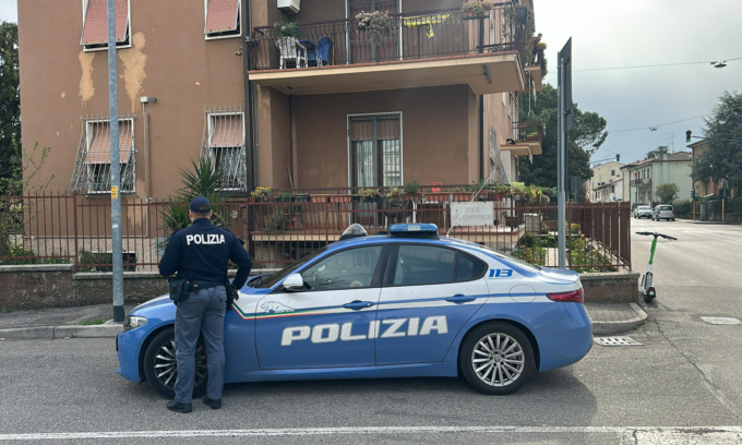 Tentano un colpo di notte in viale del Commercio, ladri scoperti a rubare nella cantina di un’abitazione
