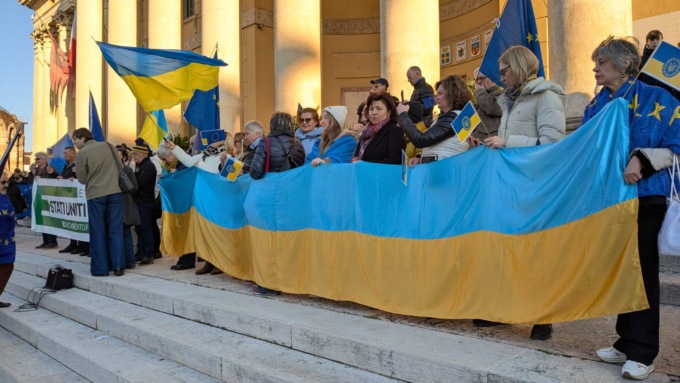 Anche Verona scende in piazza per l’Ucraina e per un’Europa unita, le immagini della manifestazione