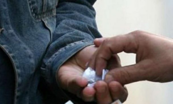 Nascondeva la droga in una confezione di Duplo, fermato pusher 38enne