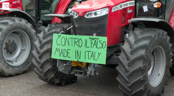 Protesta di 70 trattori alla fiera di Verona: “La crisi si sta aggravando”