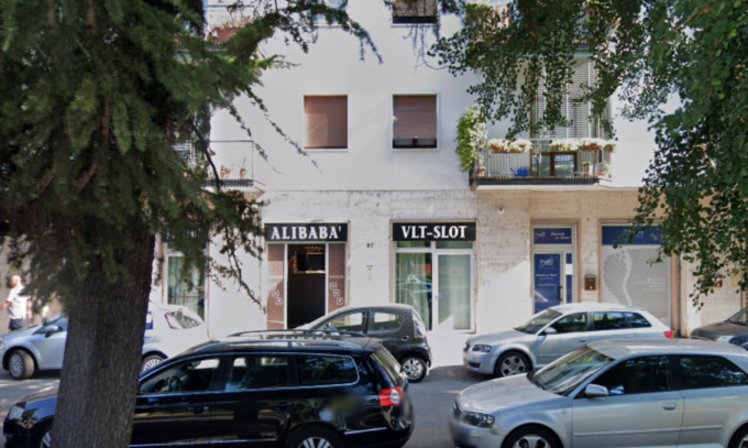 Accoltellato in una sala slot a Verona, ferito al collo: è grave