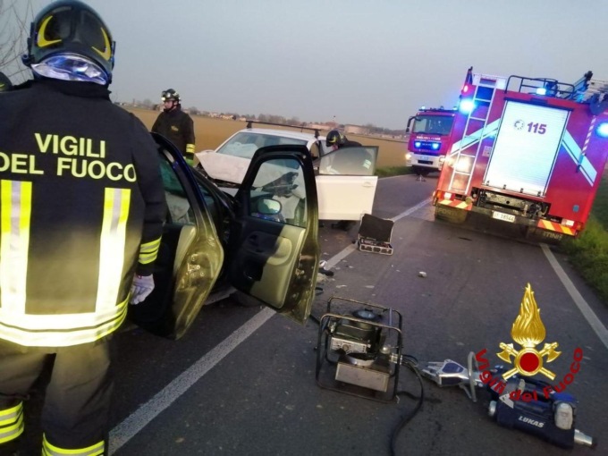 Scontro frontale sulla SP45: uno dei due conducenti estratto dalle lamiere e trasportato in ospedale