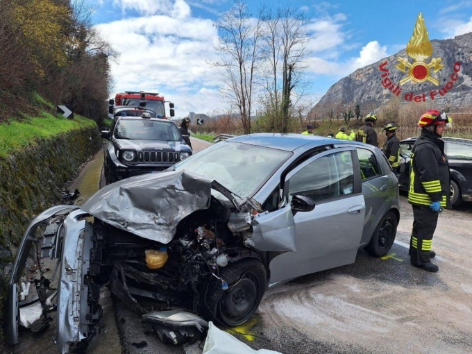 Scontro frontale tra due auto a Dolcè: tre feriti, uno è grave