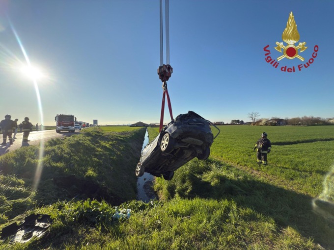 Auto esce fuori strada e si ribalta in un fosso nel Padovano, morto un 22enne veronese