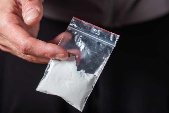 Doveva distruggere la droga sequestrata, invece la rivendeva: carabiniere arrestato dai colleghi