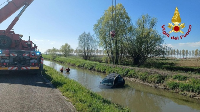 67enne finisce con l’auto nel Menago, salvata da un passante e dal soccorso fluviale
