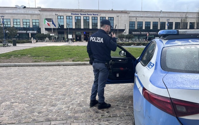 Tenta di rubare un’e-bike in stazione a Verona: 27enne reagisce con calci, pugni e sputi contro i poliziotti