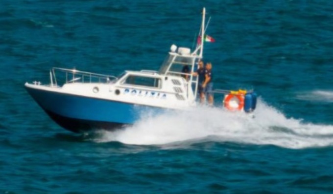 Catamarano si ribalta nel Garda: due turisti tedeschi salvati dalla Guardia Costiera