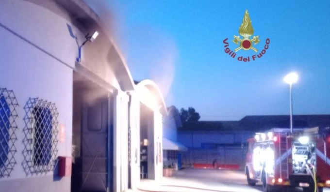 Incendio nella notte a Isola della Scala: distrutta una parte della carrozzeria