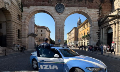 Si avvicina con una scusa a un 14enne e gli strappa dal collo la catenina d'oro