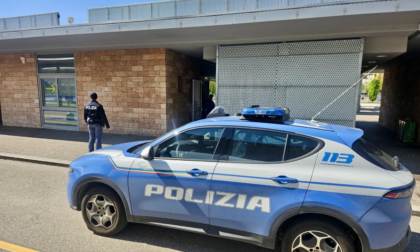 Pusher fermato con due panetti di hashish nelle tasche e altra droga nascosta in auto