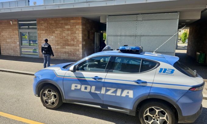18enne beccato a forzare la vetrina di un negozio, poco prima aveva svaligiato un’agenzia assicurativa