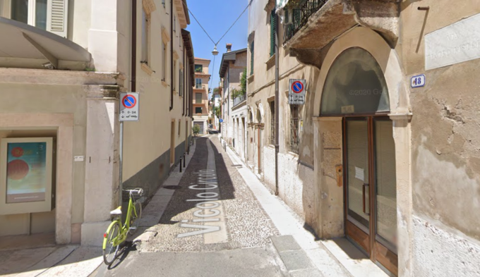 Prima cerca di aprire un’auto e poi di forzare la porta di una casa, 26enne fermato dalla collaborazione tra Polizia e Carabinieri