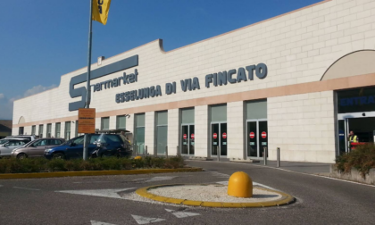 Anziana ha un arresto cardiaco all'Esselunga, rianimata col defibrillatore dal personale