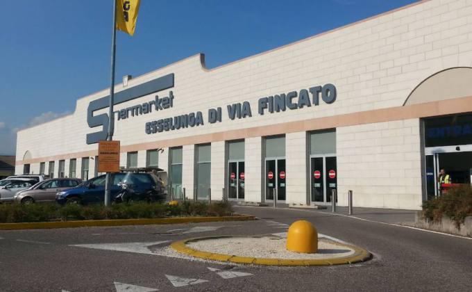 Anziana ha un arresto cardiaco all’Esselunga, rianimata col defibrillatore dal personale