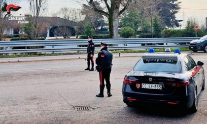 Alla guida di un'auto rubata, vede il posto di blocco e accelera a tavoletta per scappare