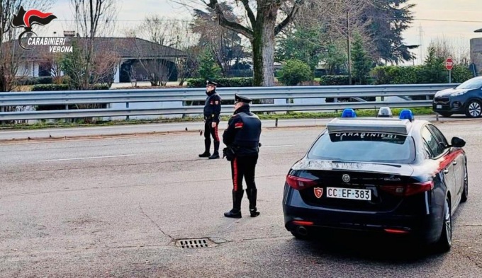 Alla guida di un’auto rubata, vede il posto di blocco e accelera a tavoletta per scappare