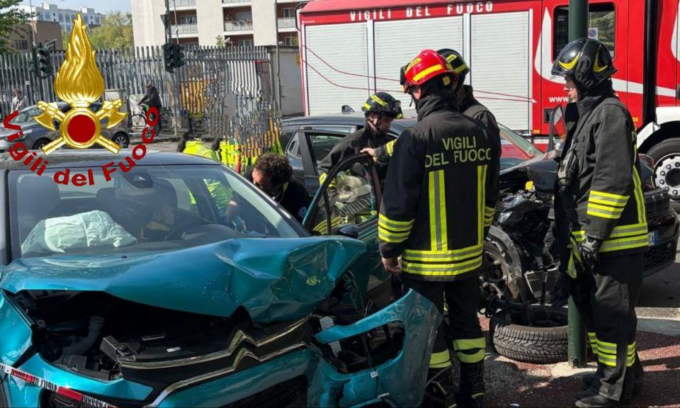 Frontale tra due auto in viale Cristoforo Colombo, ci sono quattro feriti tra cui una neonata
