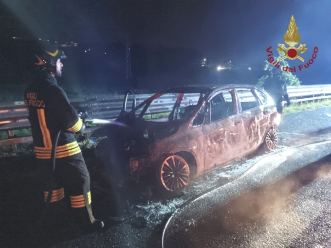 In A4 si accorge che l’auto ha un problema e accosta, in pochi secondi il mezzo va a fuoco
