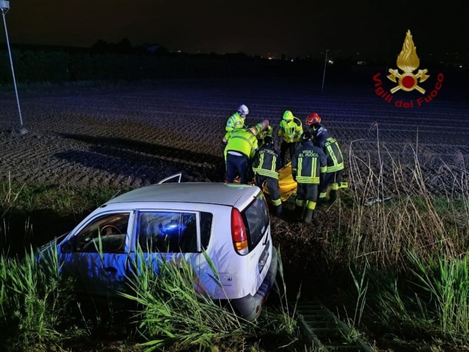 Coppia di anziani esce di strada con l’auto e si schianta in un campo
