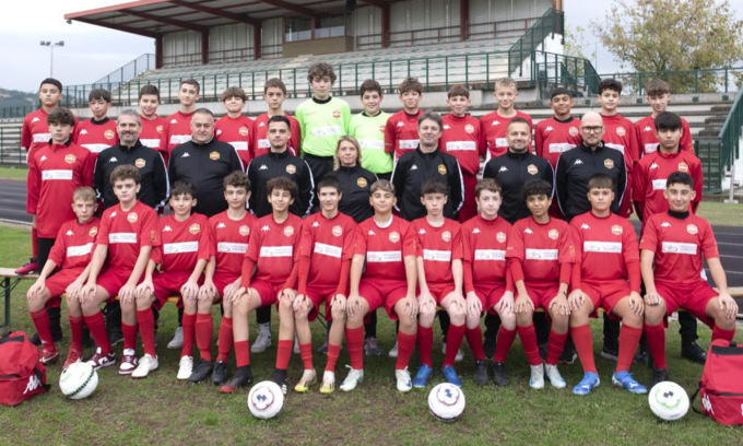 Il rigore non c’è, l’allenatrice dice al calciatore 14enne di sbagliarlo apposta