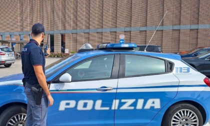 Rubano alcolici nei supermercati e tentano la fuga: un arrestato aggredisce la sicurezza con una bottiglia
