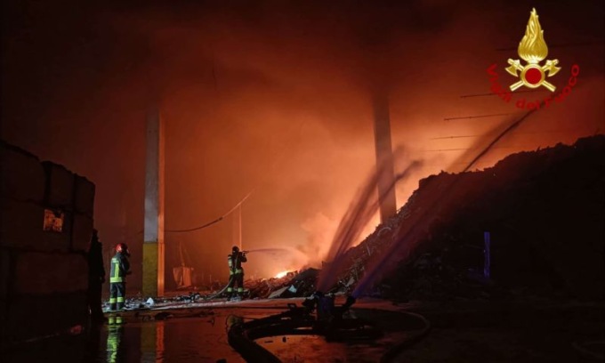 Maxi incendio in un’azienda che ricicla rifiuti ad Angiari, ancora in corso l’intervento dei vigili del fuoco