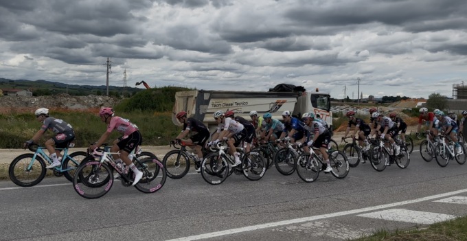 La carovana del Giro d’Italia sensibilizzata sulla sorte dei cuccioli destinati alla sperimentazione