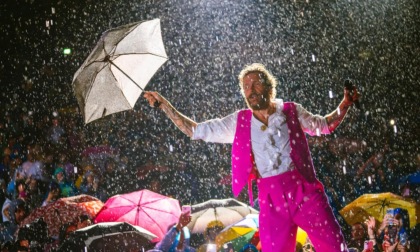 Jovanotti incanta l'Arena di Verona sotto il diluvio: "Madonna, come piove"