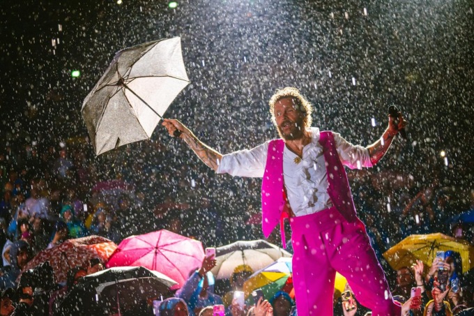 Jovanotti incanta l’Arena di Verona sotto il diluvio: “Madonna, come piove”