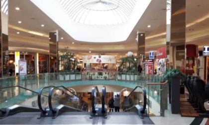 Rubano decine di profumi e creme al centro commerciale Le Corti Venete