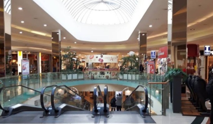 Rubano decine di profumi e creme al centro commerciale Le Corti Venete
