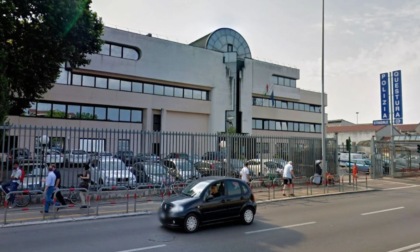 Provano a scavalcare i cancelli della Questura e aggrediscono gli agenti, arrestati due giovani