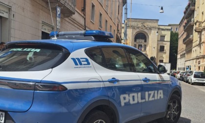 Massacrato di botte in via dei Mutilati, arrestati gli aggressori che lo hanno bloccato e trascinato a terra